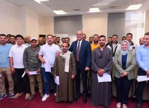 بالصور ..وزير العمل يُسلم عقود عمل للمتقدمين على فرص عمل في مجال الزراعة بالأردن بالصور ..وزير العمل يُسلم عقود عمل للمتقدمين على فرص عمل في مجال الزراعة بالأردن