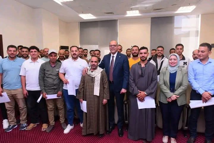 بالصور ..وزير العمل يُسلم عقود عمل للمتقدمين على فرص عمل في مجال الزراعة بالأردن