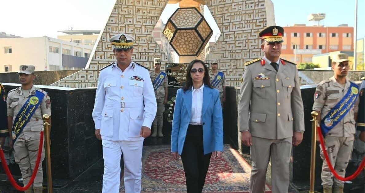 محافظ البحيرة تضع إكليلًا من الزهور للجندي المجهول بدمنهور احتفالًا بالذكرى الـ52 لانتصارات أكتوبر