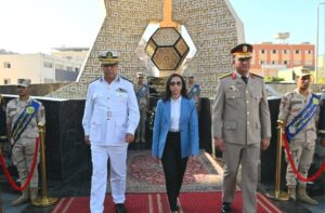 محافظ البحيرة تضع إكليلًا من الزهور للجندي المجهول بدمنهور احتفالًا بالذكرى الـ52 لانتصارات أكتوبر