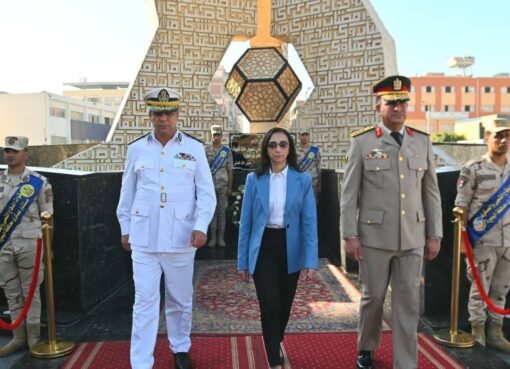 محافظ البحيرة تضع إكليلًا من الزهور للجندي المجهول بدمنهور احتفالًا بالذكرى الـ52 لانتصارات أكتوبر  محافظ البحيرة تضع إكليلًا من الزهور للجندي المجهول بدمنهور احتفالًا بالذكرى الـ52 لانتصارات أكتوبر