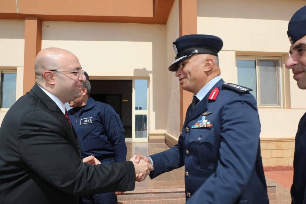 محافظ بني سويف يُهنئ قائد القاعدة الجوية بمناسبة مرور 52 عاماً على انتصارات أكتوبر المجيدة 