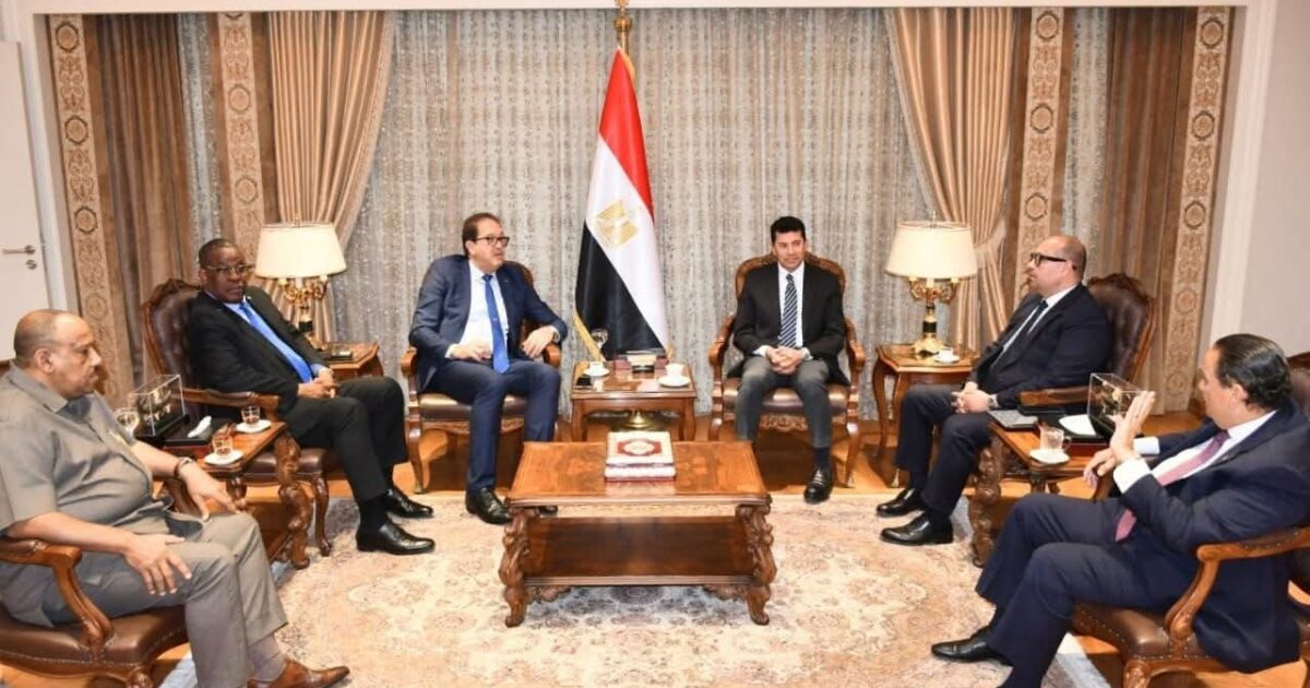 وزير الرياضة يُنهي الخلاف بين "الأنوكا" و"الأوكسا" ويؤكد وحدة الصف الرياضى الأفريقي متابعه احمد القطعاني عقد الدكتور أشرف صبحي، وزير الشباب والرياضة، اجتماعًا مطولًا أنهى خلاله كافة الخلافات بين أكبر مؤسستين رياضيتين على مستوى القارة الأفريقية، وهما اتحاد اللجان الأولمبية الأفريقية "الأنوكا"، واتحادية الكونفدراليات الرياضية الأفريقية "الأوكسا"، وذلك في ضوء حرص الدولة المصرية على استقرار المنظومة الرياضية الأفريقية وتهيئة الأجواء لاستضافة مصر لدورة الألعاب الإفريقية 2027. وحضر الاجتماع السيد مصطفى براف، رئيس اتحاد اللجان الأولمبية الأفريقية "الأنوكا"، واللواء أحمد ناصر، رئيس اتحادية الكونفدراليات الرياضية الأفريقية "الأوكسا"، والمهندس ياسر إدريس، رئيس اللجنة الأولمبية المصرية، حيث قاد الوزير حوارًا مثمرًا أسفر عن تقريب وجهات النظر وتأكيد التنسيق الكامل بين الجانبين. وفي هذا السياق، أكد الدكتور أشرف صبحي أن الدولة المصرية ستظل حريصة على دعم وحدة المؤسسات الرياضية الأفريقية والعمل على تعزيز التعاون والتكامل فيما بينها، مشيرًا إلى أن استضافة مصر للألعاب الأفريقية ستكون نموذجًا للنجاح والتعاون الأفريقي المشترك تحت راية واحدة. وأشاد الحضور بالدور الكبير الذي قامت به الدولة المصرية، ممثلة في وزير الشباب والرياضة، في رأب الصدع بين المؤسستين الرياضيتين وتوحيد الرؤى بما يخدم مصلحة القارة الأفريقية واستعداداتها لاستضافة دورة الألعاب الأفريقية 2027، مؤكدين أن هذا الموقف يعكس المكانة القيادية لمصر على الصعيدين القاري والدولي.