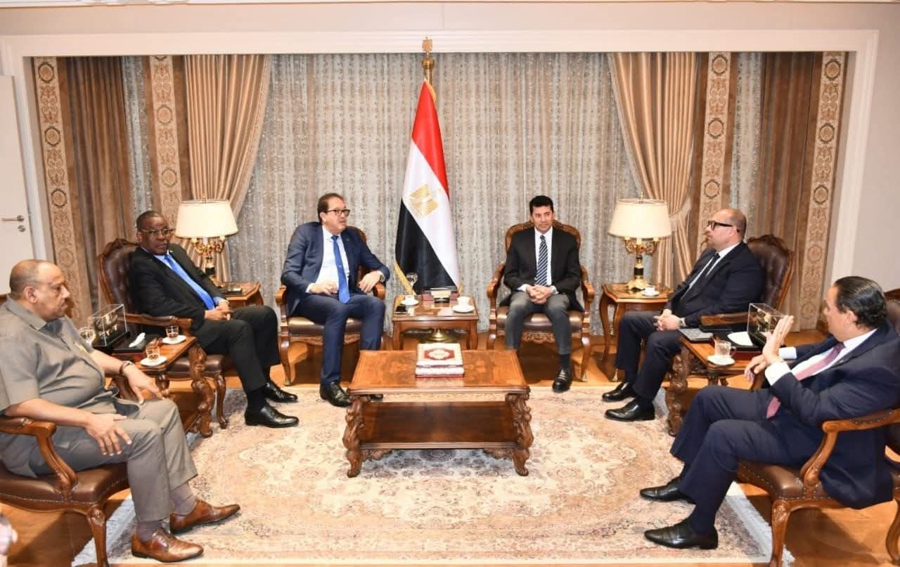 وزير الرياضة يُنهي الخلاف بين "الأنوكا" و"الأوكسا" ويؤكد وحدة الصف الرياضى الأفريقي متابعه احمد القطعاني عقد الدكتور أشرف صبحي، وزير الشباب والرياضة، اجتماعًا مطولًا أنهى خلاله كافة الخلافات بين أكبر مؤسستين رياضيتين على مستوى القارة الأفريقية، وهما اتحاد اللجان الأولمبية الأفريقية "الأنوكا"، واتحادية الكونفدراليات الرياضية الأفريقية "الأوكسا"، وذلك في ضوء حرص الدولة المصرية على استقرار المنظومة الرياضية الأفريقية وتهيئة الأجواء لاستضافة مصر لدورة الألعاب الإفريقية 2027. وحضر الاجتماع السيد مصطفى براف، رئيس اتحاد اللجان الأولمبية الأفريقية "الأنوكا"، واللواء أحمد ناصر، رئيس اتحادية الكونفدراليات الرياضية الأفريقية "الأوكسا"، والمهندس ياسر إدريس، رئيس اللجنة الأولمبية المصرية، حيث قاد الوزير حوارًا مثمرًا أسفر عن تقريب وجهات النظر وتأكيد التنسيق الكامل بين الجانبين. وفي هذا السياق، أكد الدكتور أشرف صبحي أن الدولة المصرية ستظل حريصة على دعم وحدة المؤسسات الرياضية الأفريقية والعمل على تعزيز التعاون والتكامل فيما بينها، مشيرًا إلى أن استضافة مصر للألعاب الأفريقية ستكون نموذجًا للنجاح والتعاون الأفريقي المشترك تحت راية واحدة. وأشاد الحضور بالدور الكبير الذي قامت به الدولة المصرية، ممثلة في وزير الشباب والرياضة، في رأب الصدع بين المؤسستين الرياضيتين وتوحيد الرؤى بما يخدم مصلحة القارة الأفريقية واستعداداتها لاستضافة دورة الألعاب الأفريقية 2027، مؤكدين أن هذا الموقف يعكس المكانة القيادية لمصر على الصعيدين القاري والدولي.