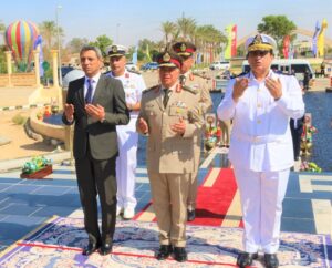 محافظ السويس وقائد الجيش الثالث الميداني ومدير الأمن يضعون أكاليل الزهور علي قبر الجندي المجهول بمناسبة ذكري إنتصارات 6 أكتوبر 1973