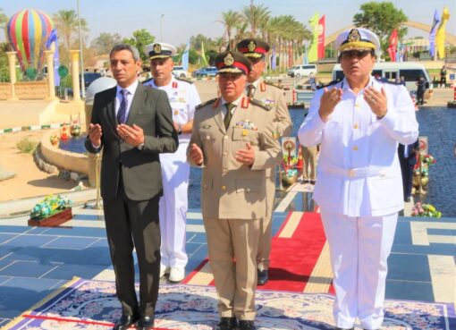محافظ السويس وقائد الجيش الثالث الميداني ومدير الأمن يضعون أكاليل الزهور علي قبر الجندي المجهول بمناسبة ذكري إنتصارات 6 أكتوبر 1973