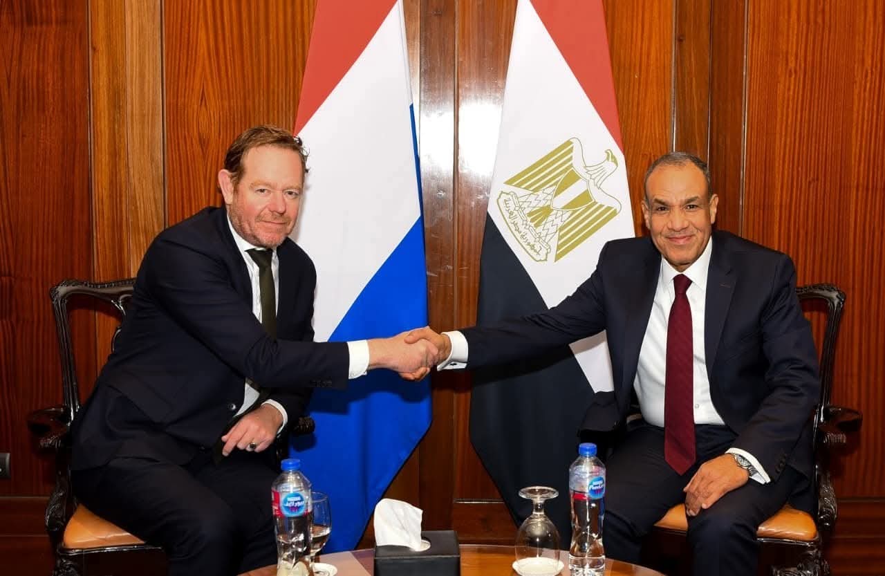 وزير الخارجية يُجري مشاورات سياسية مع نظيره الهولندي لتعزيز العلاقات الثنائية
