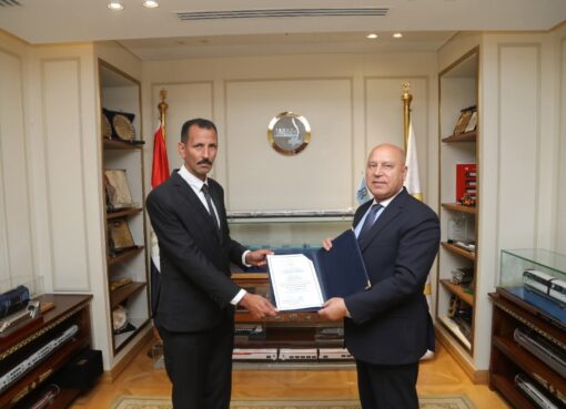 وزير النقل يكرم سائقاً أميناً أعاد مليون جنيه لأجنبيتين