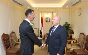 وزير النقل يكرم سائقاً أميناً أعاد مليون جنيه لأجنبيتين