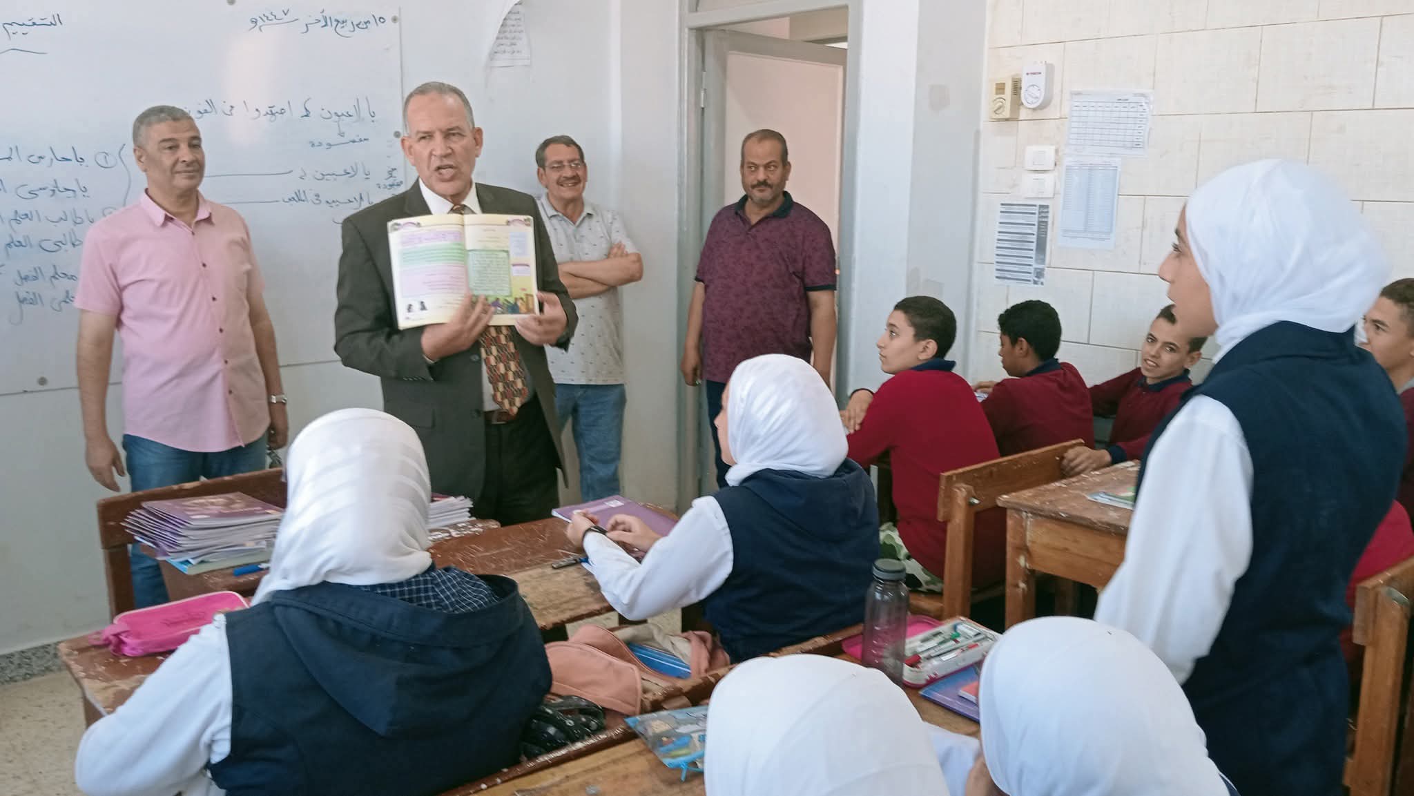 مدير تعليم أسيوط يتفقد مدارس قرية موشا ويعلن تطبيق برامج علاجية للطلاب الضعاف واطلاق منظومة فصل المخلفات بالمدارس