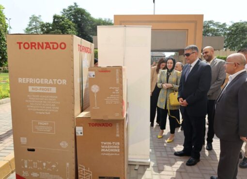 محافظ الجيزة يُسلّم 10 فتيات مقبلات على الزواج أجهزة كهربائية مقدَّمة من مؤسسة العربي