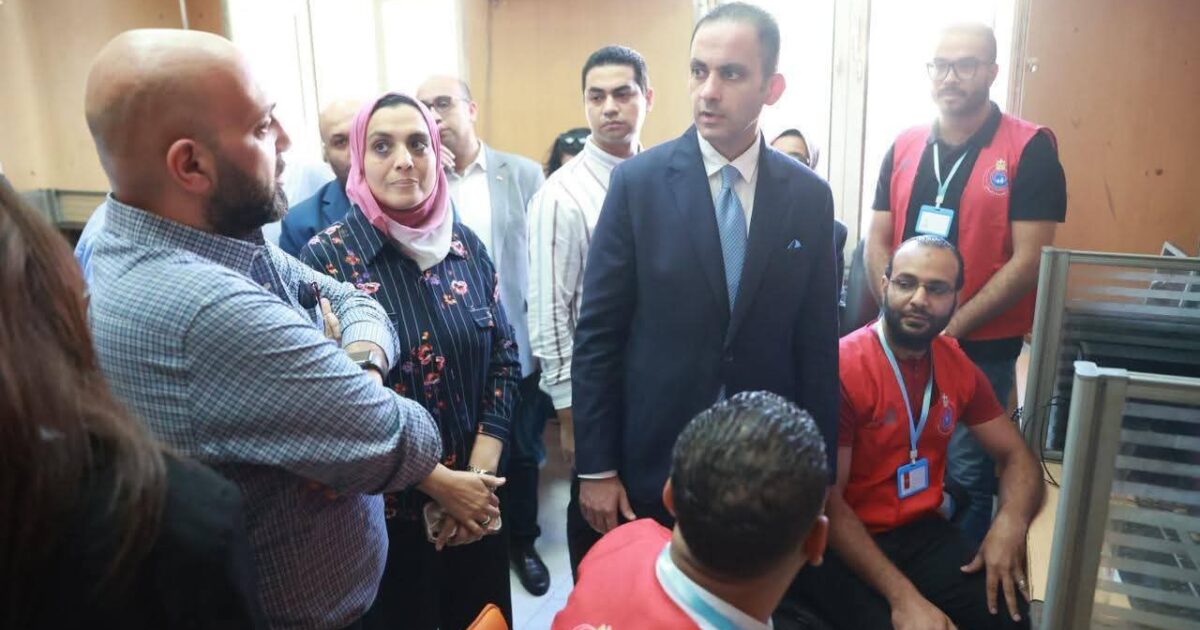 نائب وزير الصحة والسكان يتفقد غرفة الخط الساخن (137) بالإسكندرية ويوجه بتعزيز العمل