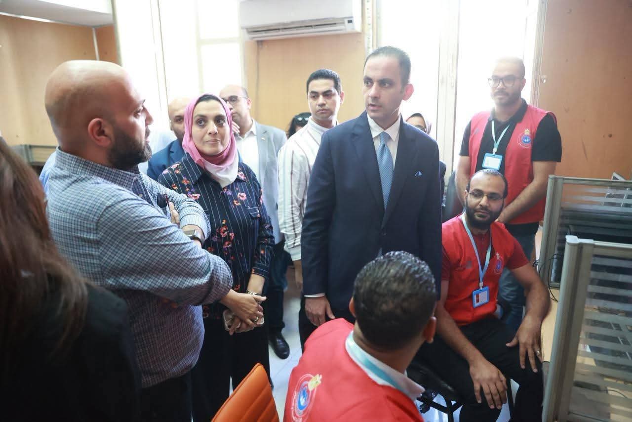 نائب وزير الصحة والسكان يتفقد غرفة الخط الساخن (137) بالإسكندرية ويوجه بتعزيز العمل