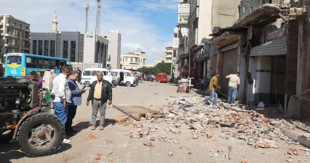 جولة تفقدية لرئيس مدينة دمنهور لمتابعة أعمال إزالة المباني الآيلة للسقوط بمنطقتي المحطة وعرابيي