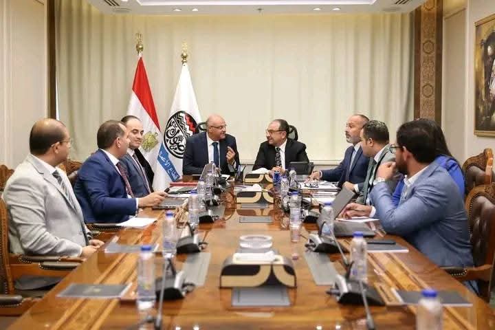 وزير قطاع الأعمال يستقبل محافظ القليوبية لبحث تعزيز التعاون وتحقيق تنمية مستدامة.