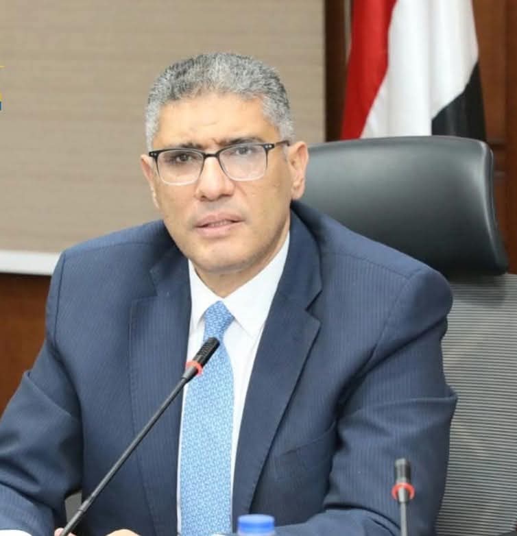 محافظ الجيزة يوجه بترقيم مركبات "التوك توك" لضبط المنظومة والتعامل مع السلوكيات الخاطئة