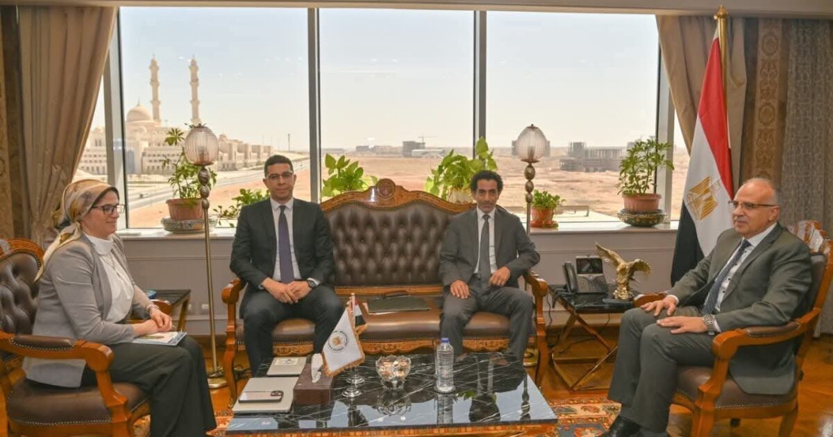 وزيرالري يبحث تعزيز التعاون مع منظمة التعاون الإسلامي في مجال إدارة المياه