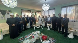 معالي الدكتور سرحان مسؤول ايطالي ويطلعه على أنشطة رابطة العالم الإسلامي