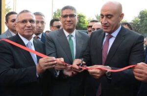 مدرسة تُفتتح بالأضواء والاحتفالات... لكن بلا كهرباء!