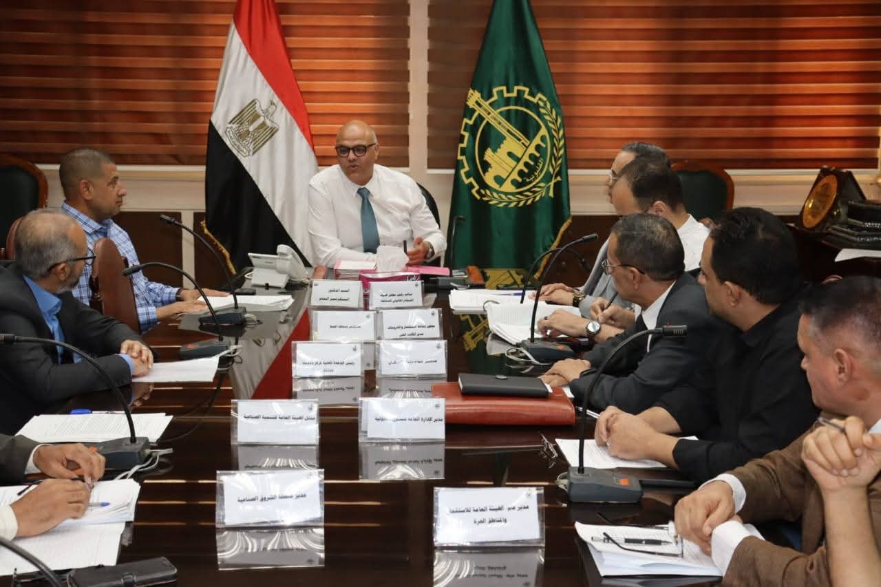 محافظ القليوبية يترأس اجتماع المناطق الصناعية ويوجه بالتيسير على المستثمرين ويطالب بالاهتمام بالمدارس التطبيقية والفنية لتوفير العامل الماهر