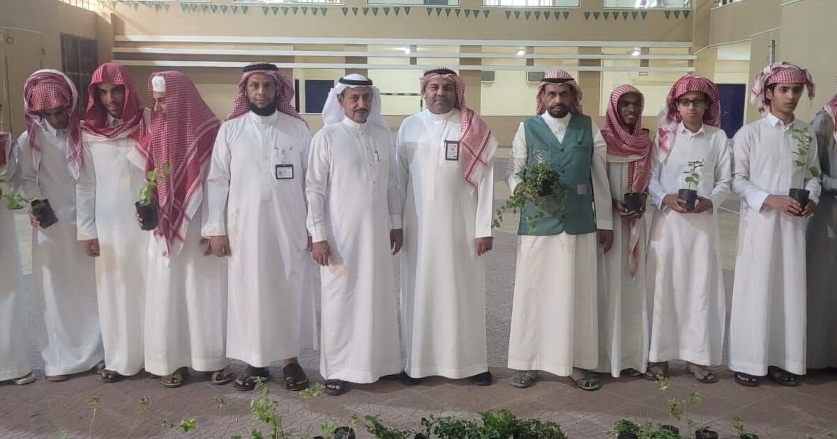 بيئة الكامل توزع 400 شتلة على ثانوية الكامل ضمن حملة التشجير