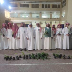 بيئة الكامل توزع 400 شتلة على ثانوية الكامل ضمن حملة التشجير