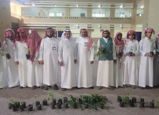 بيئة الكامل توزع 400 شتلة على ثانوية الكامل ضمن حملة التشجير