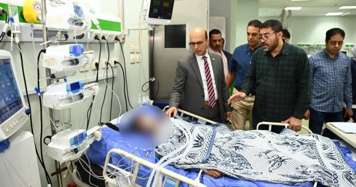 رئيس جامعة أسيوط يتفقد الحالة الصحية للأطفال المصابين في حادث قرية منقباد