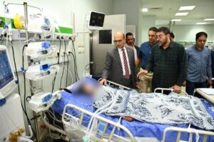 رئيس جامعة أسيوط يتفقد الحالة الصحية للأطفال المصابين في حادث قرية منقباد