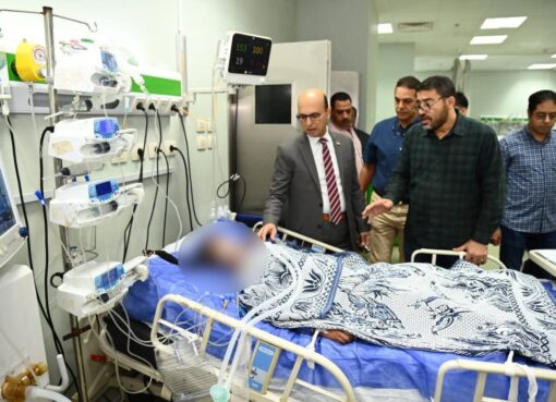 رئيس جامعة أسيوط يتفقد الحالة الصحية للأطفال المصابين في حادث قرية منقباد  رئيس جامعة أسيوط يتفقد الحالة الصحية للأطفال المصابين في حادث قرية منقباد