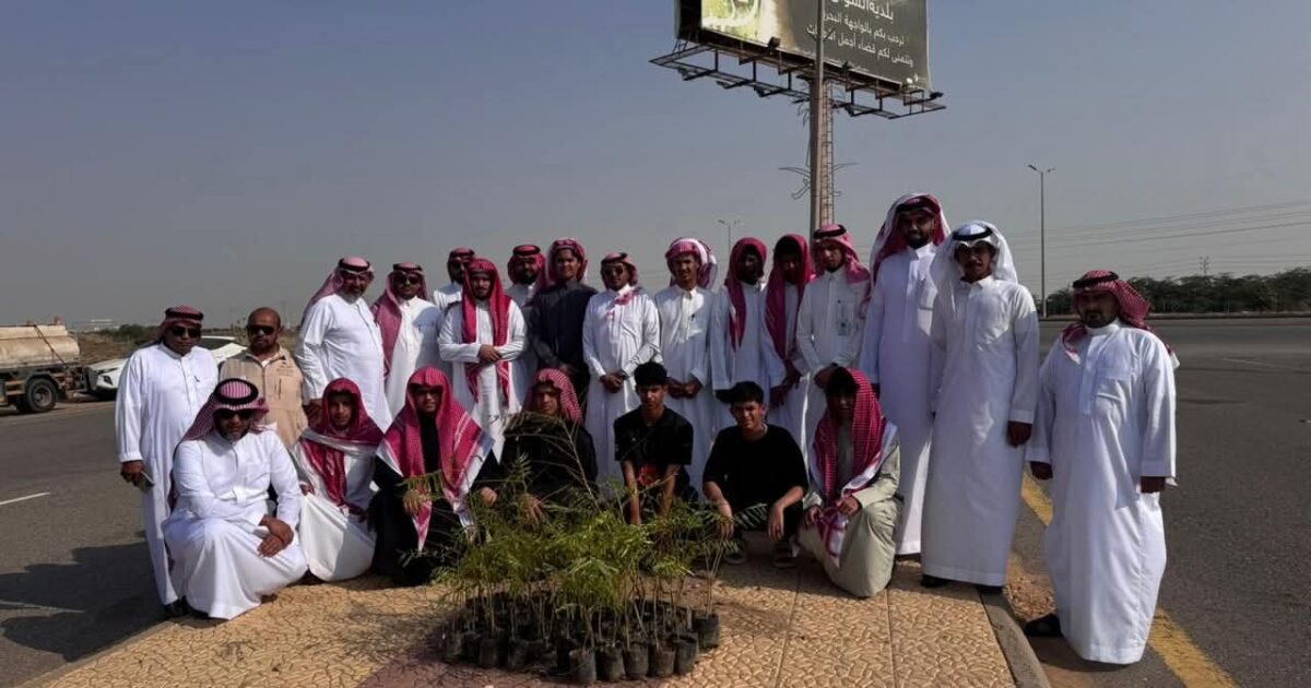 ‏بيئة الليث تنفذ مبادرة لتشجير المرافق العامة وطريق الكورنيش بالوسقة دعمًا لتنمية الغطاء النباتي