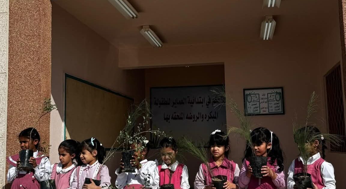 بيئة رنية تواصل جهودها في تنمية الغطاء النباتي بمبادرة لتشجير مدرسة وروضة العماير الابتدائية