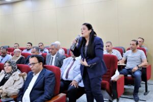 محافظ السويس يسلم شهادات محو الأمية لأربع دارسين أعمارهم (97و85و80و66) عاما في اللقاء الإسبوعي للقيادات التنفيذية