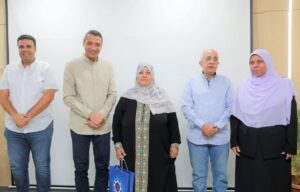 محافظ السويس يسلم شهادات محو الأمية لأربع دارسين أعمارهم (97و85و80و66) عاما في اللقاء الإسبوعي للقيادات التنفيذية