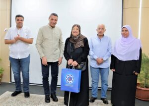 محافظ السويس يسلم شهادات محو الأمية لأربع دارسين أعمارهم (97و85و80و66) عاما في اللقاء الإسبوعي للقيادات التنفيذية