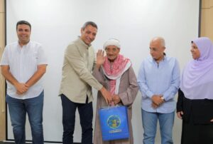 محافظ السويس يسلم شهادات محو الأمية لأربع دارسين أعمارهم (97و85و80و66) عاما في اللقاء الإسبوعي للقيادات التنفيذية