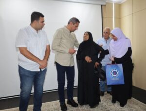 محافظ السويس يسلم شهادات محو الأمية لأربع دارسين أعمارهم (97و85و80و66) عاما في اللقاء الإسبوعي للقيادات التنفيذية