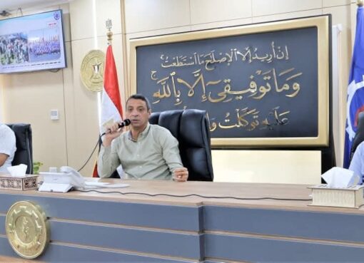 محافظ السويس يسلم شهادات محو الأمية لأربع دارسين أعمارهم (97و85و80و66) عاما في اللقاء الإسبوعي للقيادات التنفيذية