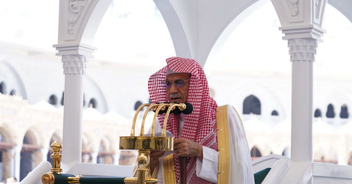 معالي الشيخ الدكتور صالح بن حميد يؤم المصلين لصلاة الجمعة بالمسجد الحرام