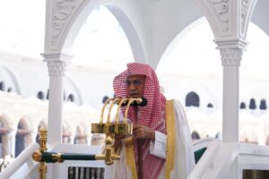 معالي الشيخ الدكتور صالح بن حميد يؤم المصلين لصلاة الجمعة بالمسجد الحرام