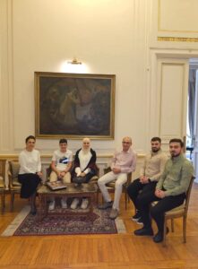 سفير تركيا بالقاهرة يستقبل أسرة فلسطينية نازحة من غزة"
