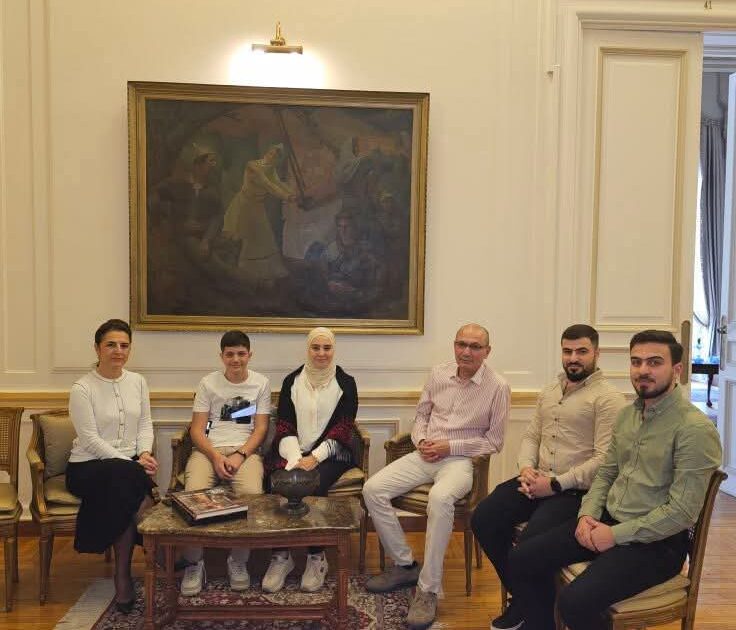 سفير تركيا بالقاهرة يستقبل أسرة فلسطينية نازحة من غزة"