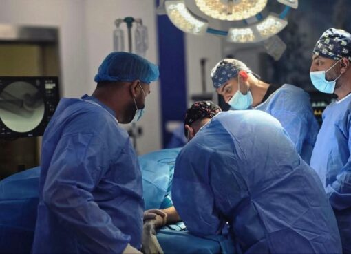 مستشفى الشعب التعليمي العراقي يجري عملية تثبيت كسر لمريض بعمر 15 عامًا