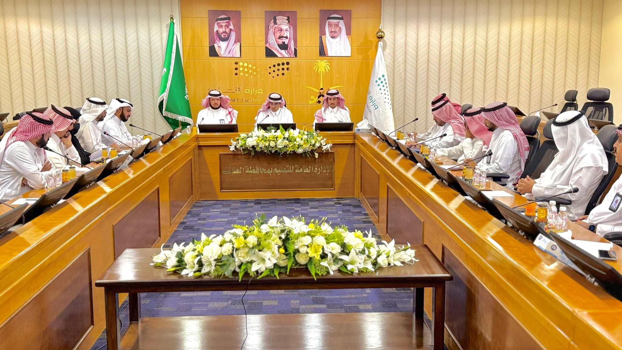 مدير تعليم الطائف يترأس اجتماع اللجنة التنفيذية الـ 28 ويناقش تقارير نظام أعمالي وخدمة المستفيد بتعليم الطائف 