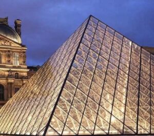 في دقائق": سرقة مجوهرات ملكية تهز متحف اللوفر