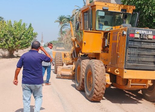 استمرار أعمال تمهيد طريق الخلوة – نزالي داود بطهطا لخدمة المواطنين وتحسين السيولة المرورية