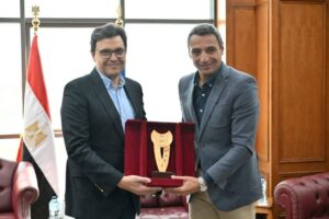 وزير الثقافة يلتقي محافظ السويس لبحث سبل دعم الأنشطة الإبداعية ومستجدات عدد من المشروعات الثقافية بالمحافظة