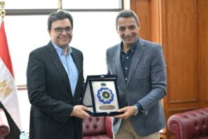 وزير الثقافة يلتقي محافظ السويس لبحث سبل دعم الأنشطة الإبداعية ومستجدات عدد من المشروعات الثقافية بالمحافظة
