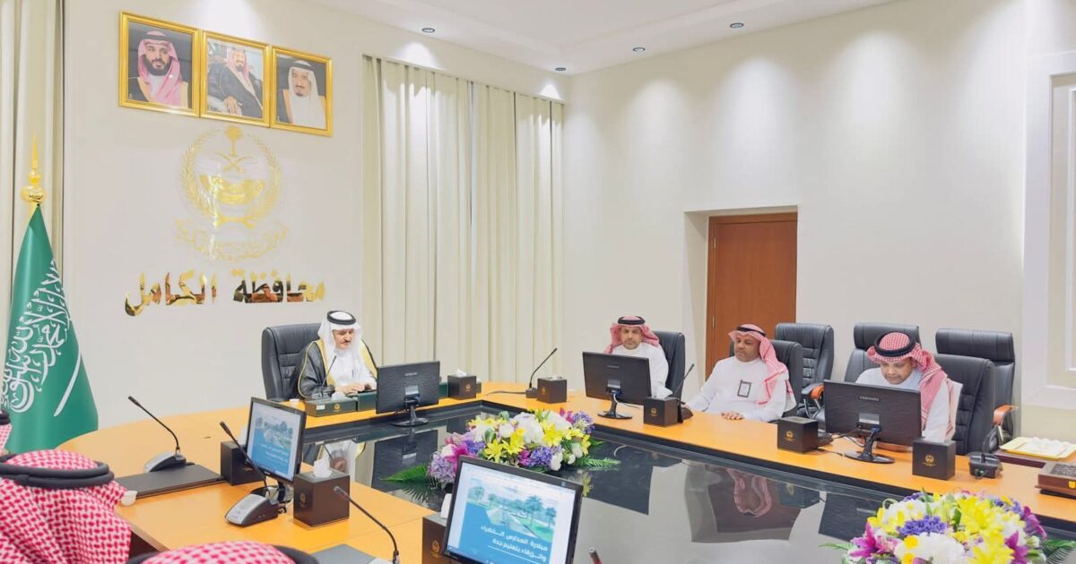 بيئة الكامل تشارك اجتماع المحافظة لبحث مبادرة "المدارس الزرقاء والخضراء"