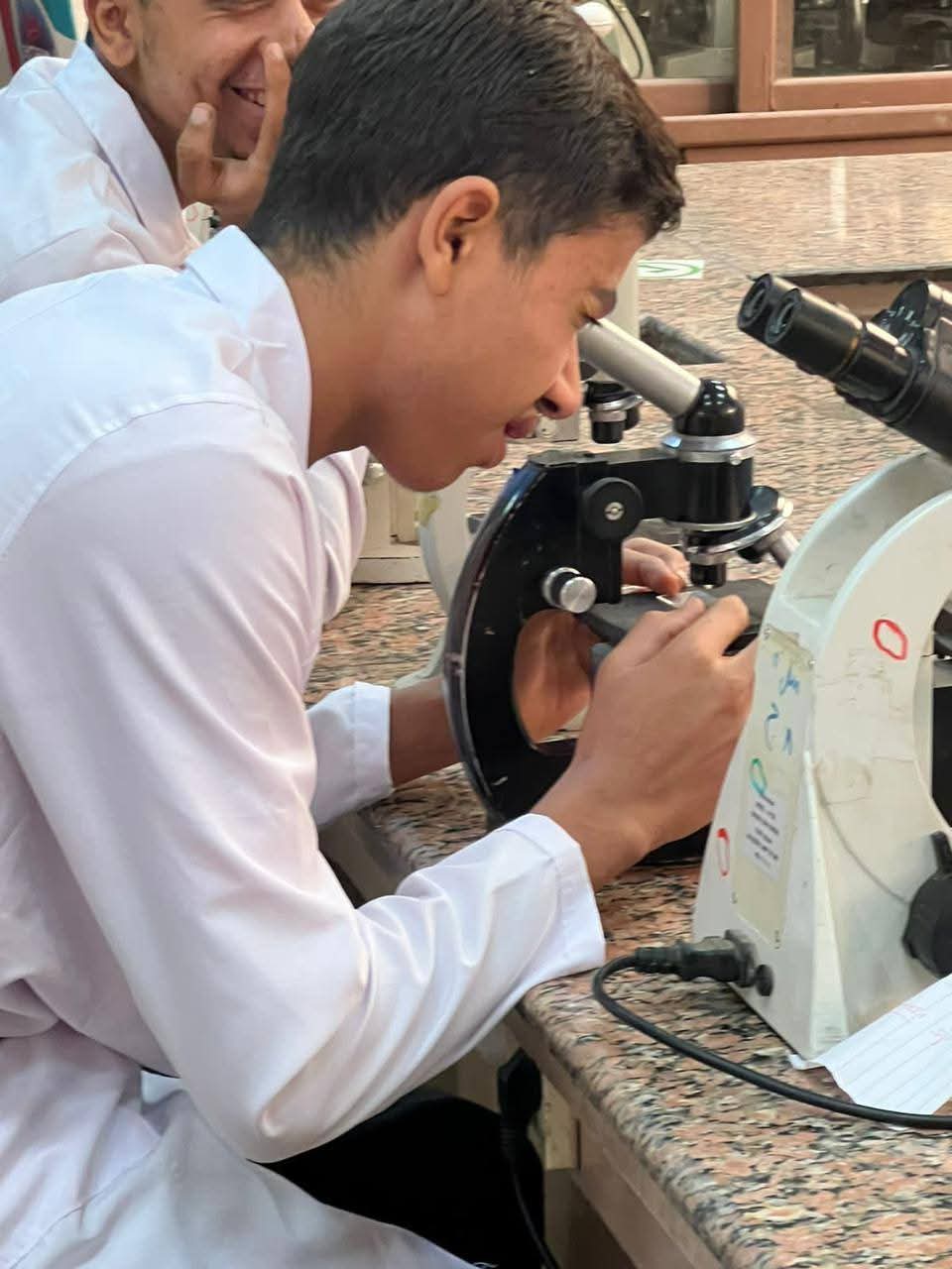 طلاب كليتي العلاج الطبيعي والعلوم بجامعة القاهرة الأهلية داخل معامل الفسيولوجى بقصر العيني ومعامل الحيوان بعلوم جامعة القاهرة الأم.